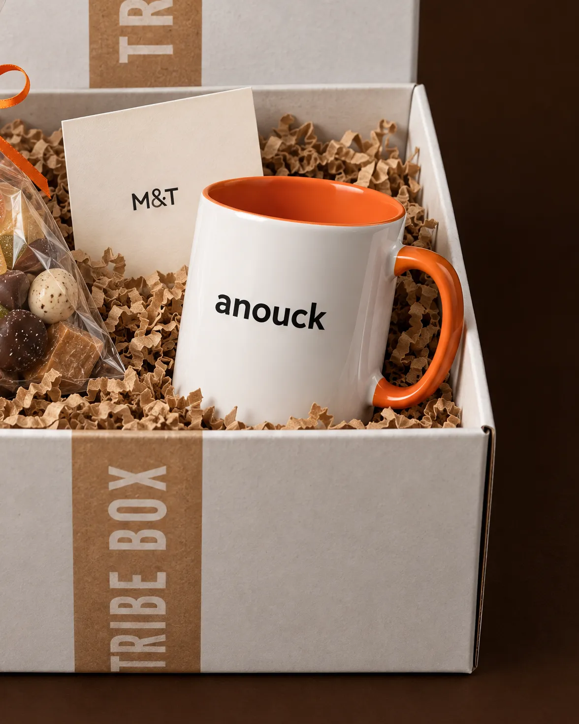 Close-up van de witte tas met de naam Anouck in een Tribe Box