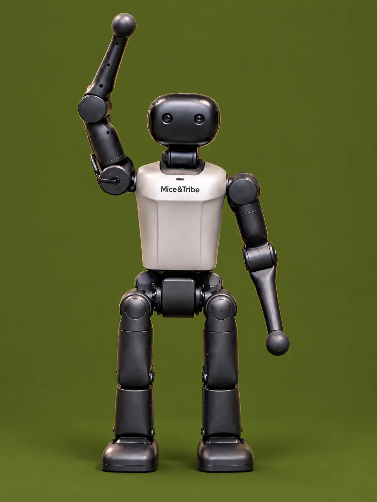 De humanoïde robot van Mice & Tribe, met één arm in de lucht